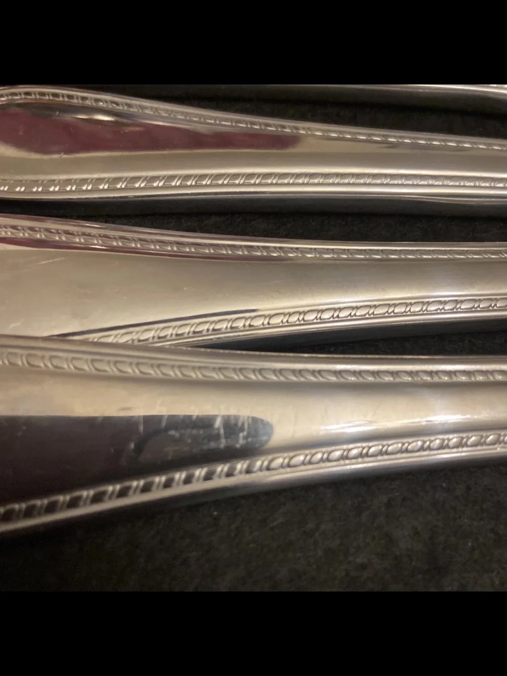 Reed & Barton Logo Stainless Lot of 4 Flatware Knives Set 9.5 Length.